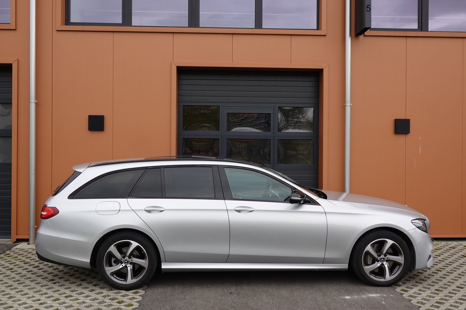 MERCEDES-BENZ E 220 d Swiss Star AMG Line 4Matic 9G-Tronic -, Diesel, Occasion / Gebraucht, Automatik - 4