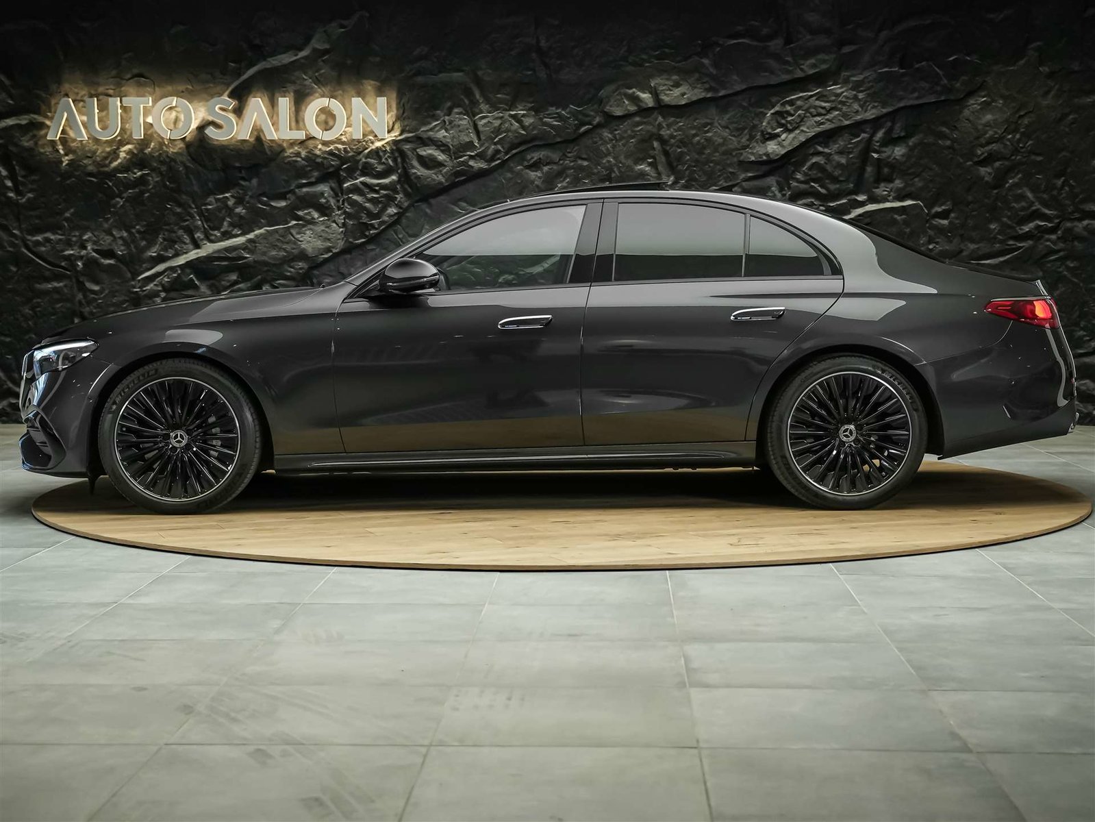 MERCEDES-BENZ E 220 d 4Matic AMG Line 9G-Tronic *Panorama*We, Diesel, Occasion / Gebraucht, Automatik - 2
