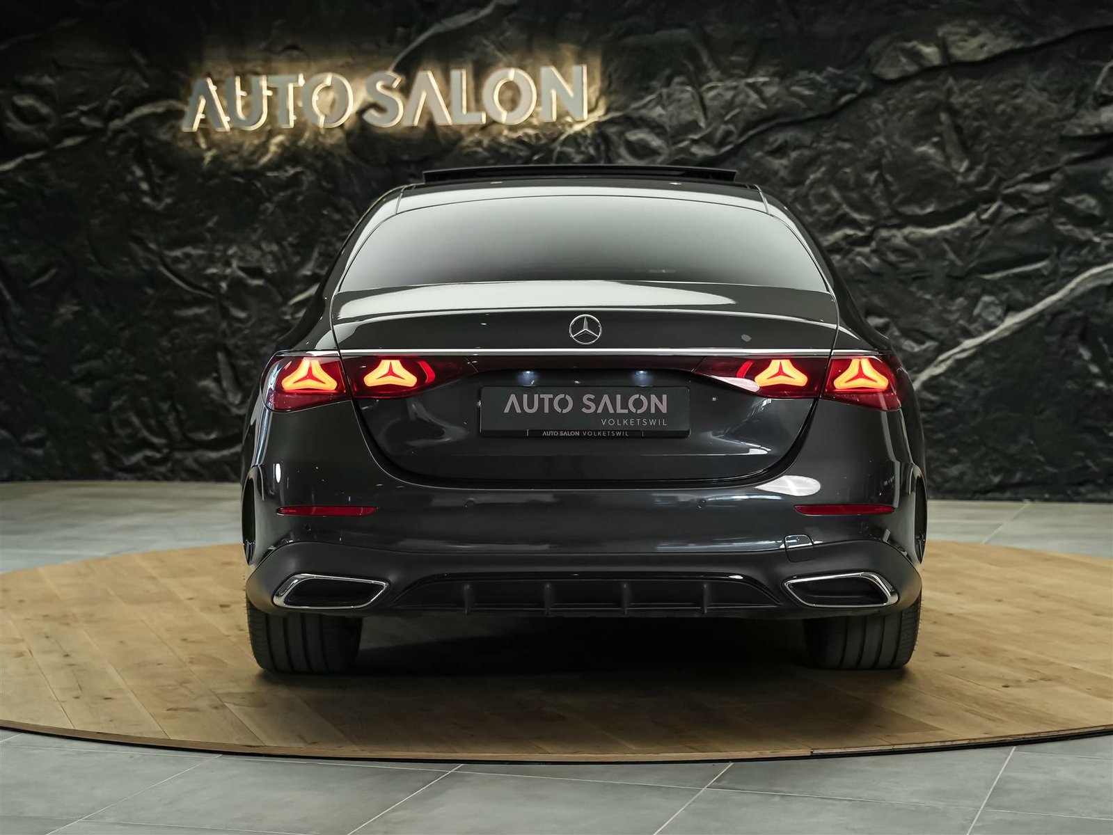 MERCEDES-BENZ E 220 d 4Matic AMG Line 9G-Tronic *Panorama*We, Diesel, Occasion / Gebraucht, Automatik - 4