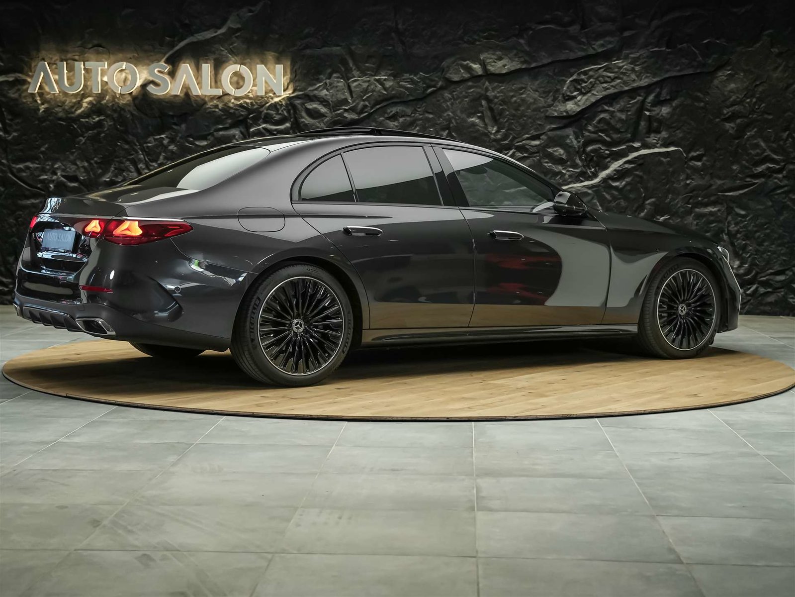 MERCEDES-BENZ E 220 d 4Matic AMG Line 9G-Tronic *Panorama*We, Diesel, Occasion / Gebraucht, Automatik - 5