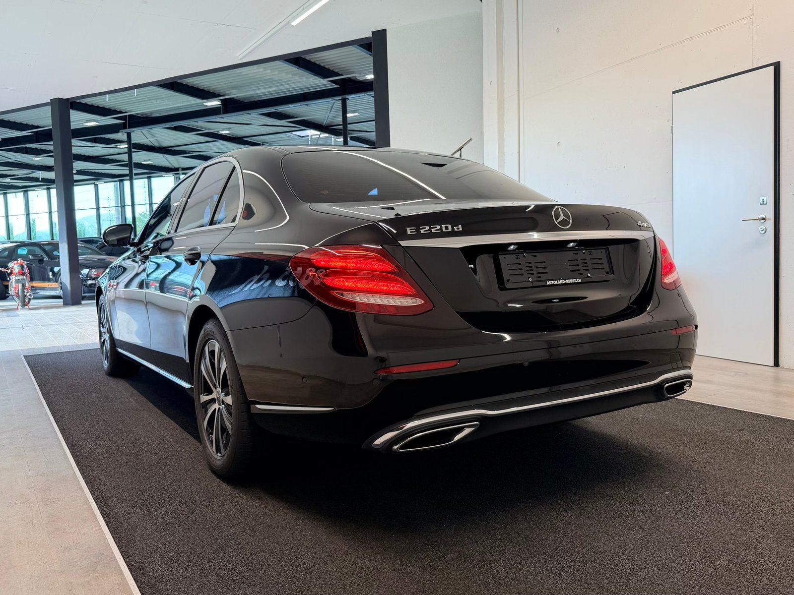 MERCEDES-BENZ E 220d Swiss Star Exclusive 4Matic 9G-Tronic, Diesel, Occasion / Gebraucht, Automatik - 7