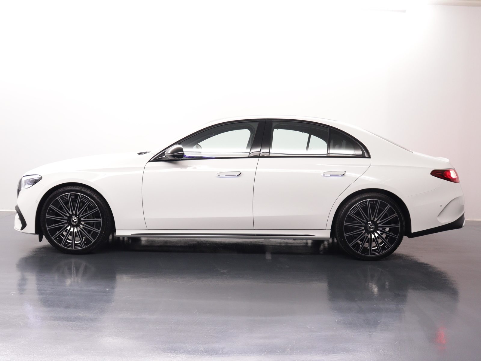 MERCEDES-BENZ E 220 d AMG Line 4matic, Mild-Hybrid Diesel/Elektro, Vorführwagen, Automatik - 3