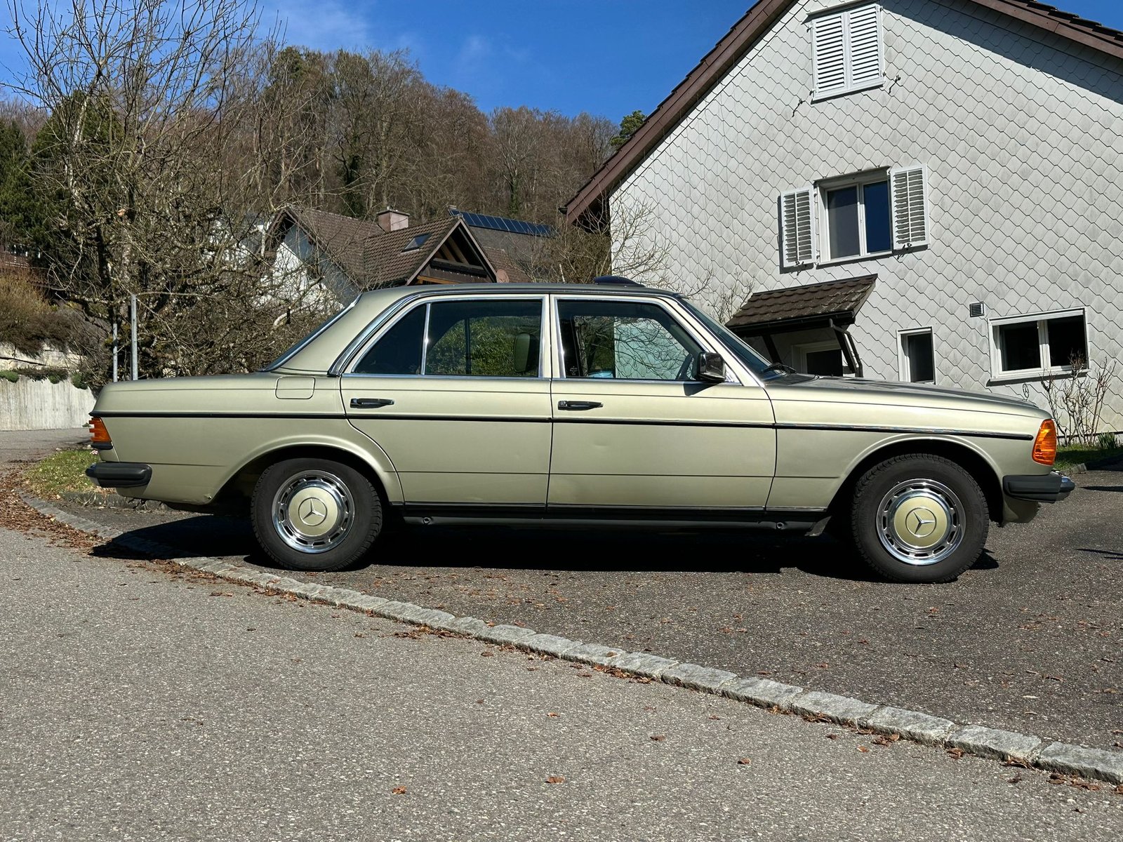 MERCEDES-BENZ W123 230 E, Petrol, Second hand / Used, Manual - 2