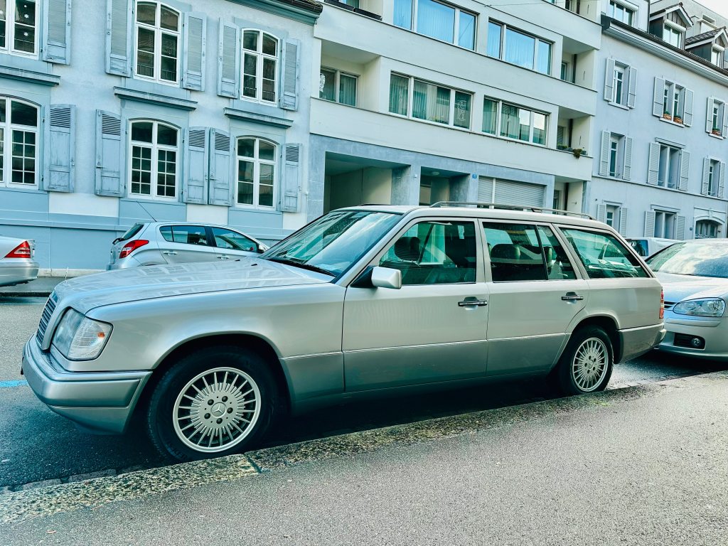 MERCEDES-BENZ E 300 TD Turbo