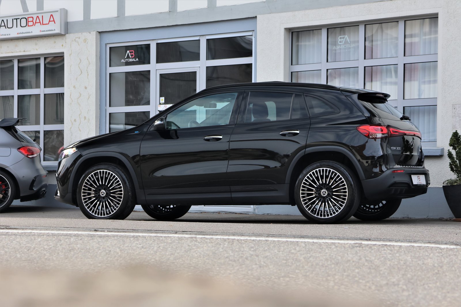 MERCEDES-BENZ EQA 300 AMG Line 4Matic, Elettrica, Occasioni / Usate, Automatico - 4
