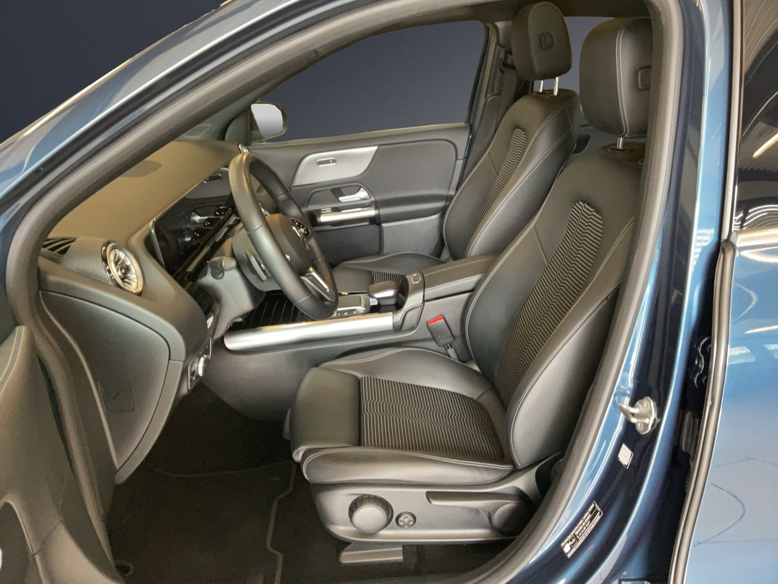 MERCEDES-BENZ EQA 300 4Matic, Électrique, Occasion / Utilisé, Automatique - 7