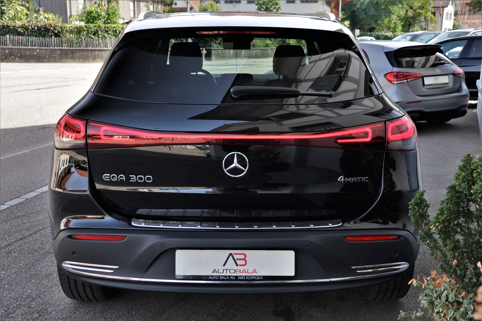 MERCEDES-BENZ EQA 300 4Matic, Elektro, Occasion / Gebraucht, Automatik - 7