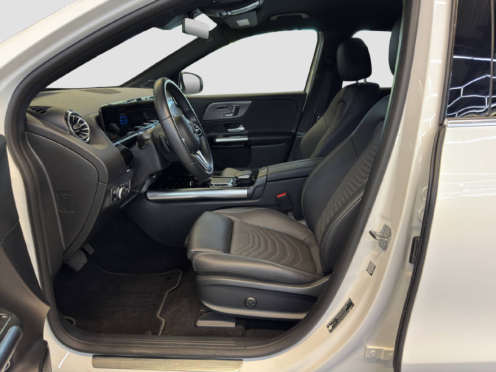 MERCEDES-BENZ EQA 300 4MATIC Swiss Star, Elektro, Occasion / Gebraucht, Automatik - 7