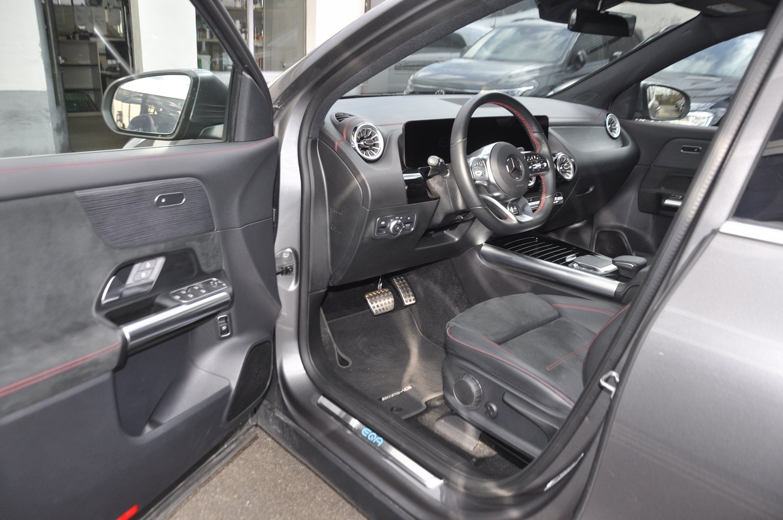 MERCEDES-BENZ EQA 350 AMG Line 4Matic I Anhängerkupplung, Électrique, Occasion / Utilisé, Automatique - 4
