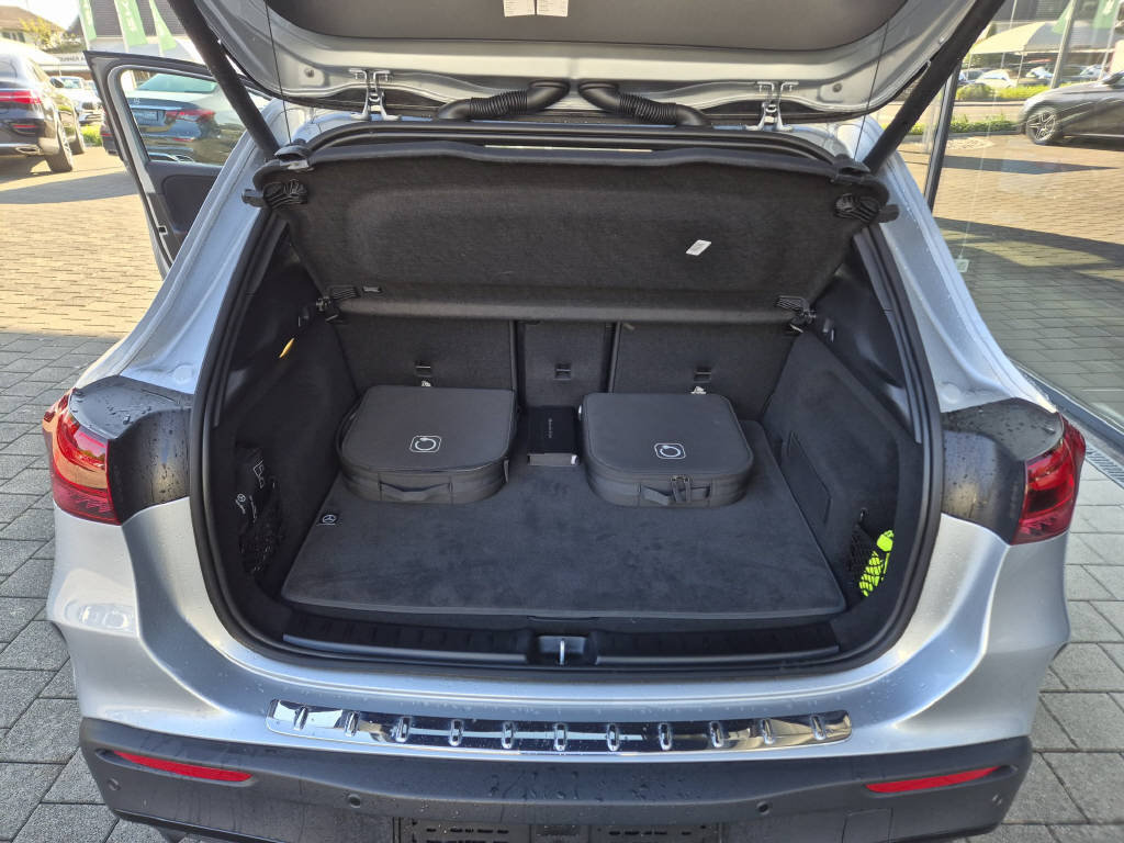 MERCEDES-BENZ EQA 350 4Matic AMG Line Excellence Edition, Elektro, Occasion / Gebraucht, Automatik - 6