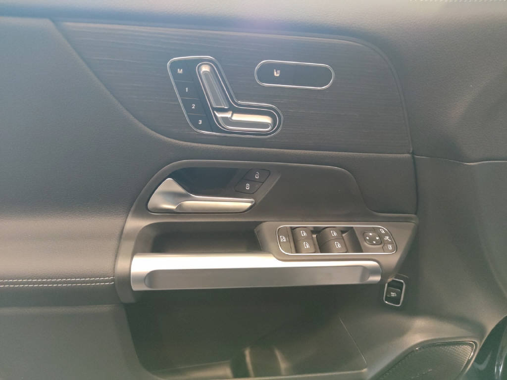 MERCEDES-BENZ EQB 350 AMG Line 4Matic, Electric, Ex-demonstrator, Automatic - 6