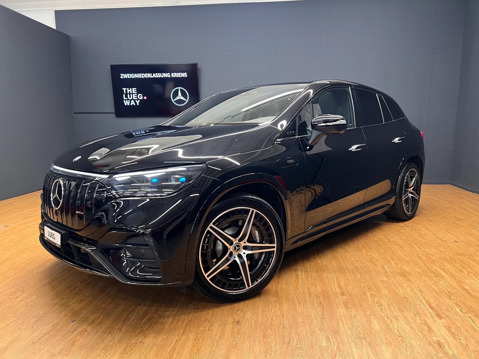 MERCEDES-BENZ EQE SUV AMG 43 4M - AMG / DISTRONIC / 360 Grad