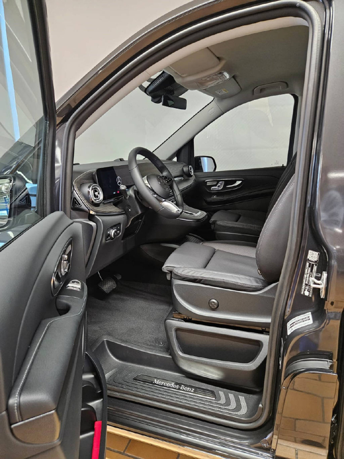 MERCEDES-BENZ EQV 300 lang Van, Electric, Ex-demonstrator, Automatic - 5