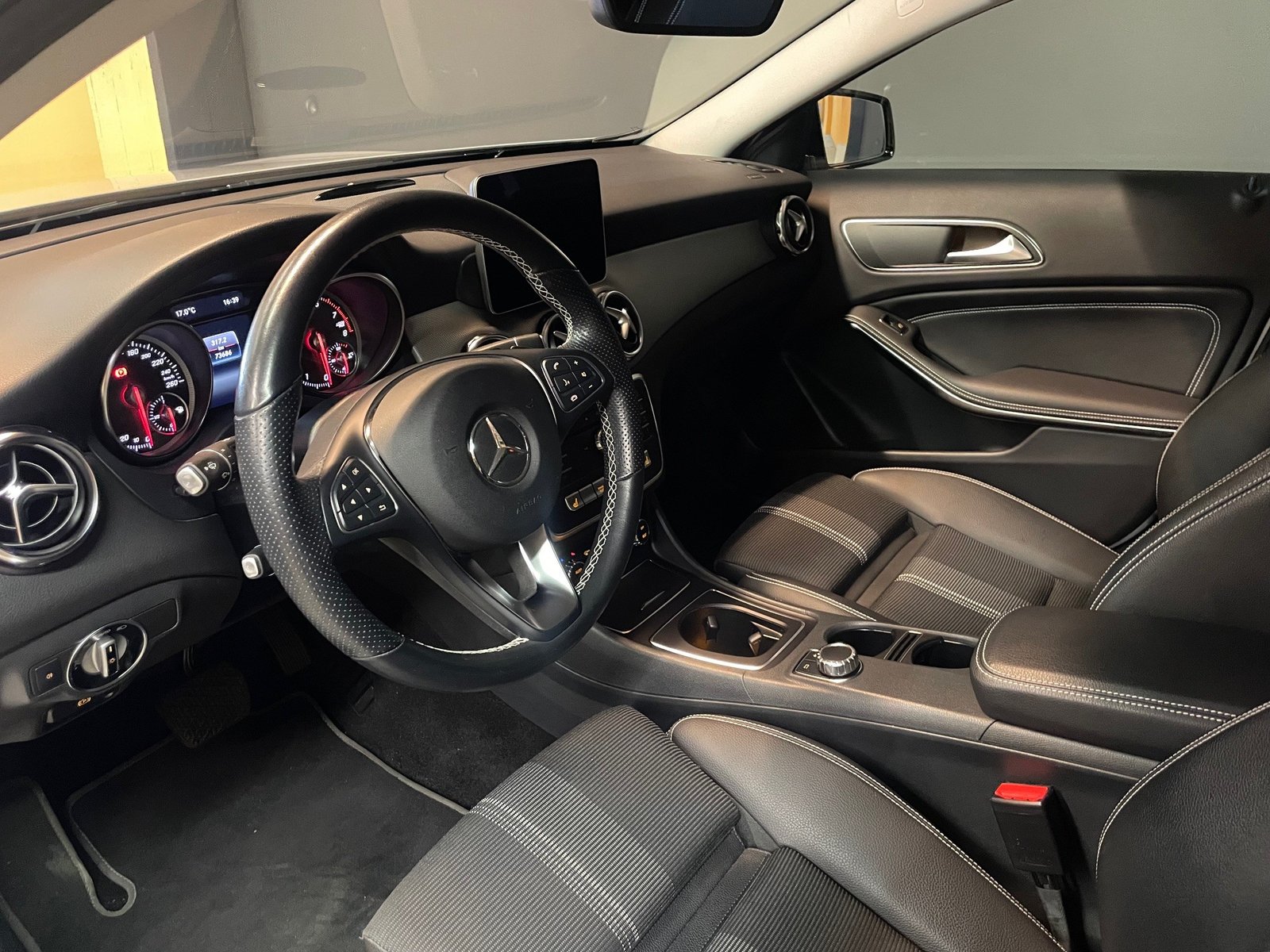 MERCEDES-BENZ GLA 200 Night Star, Petrol, Second hand / Used, Automatic - 4