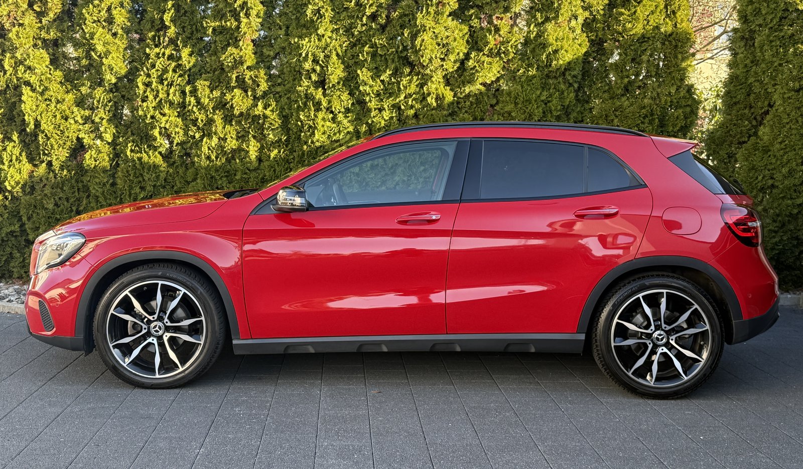 MERCEDES-BENZ GLA 200 Night Star 7G-DCT / Gratis Service, Petrol, Second hand / Used, Automatic - 7