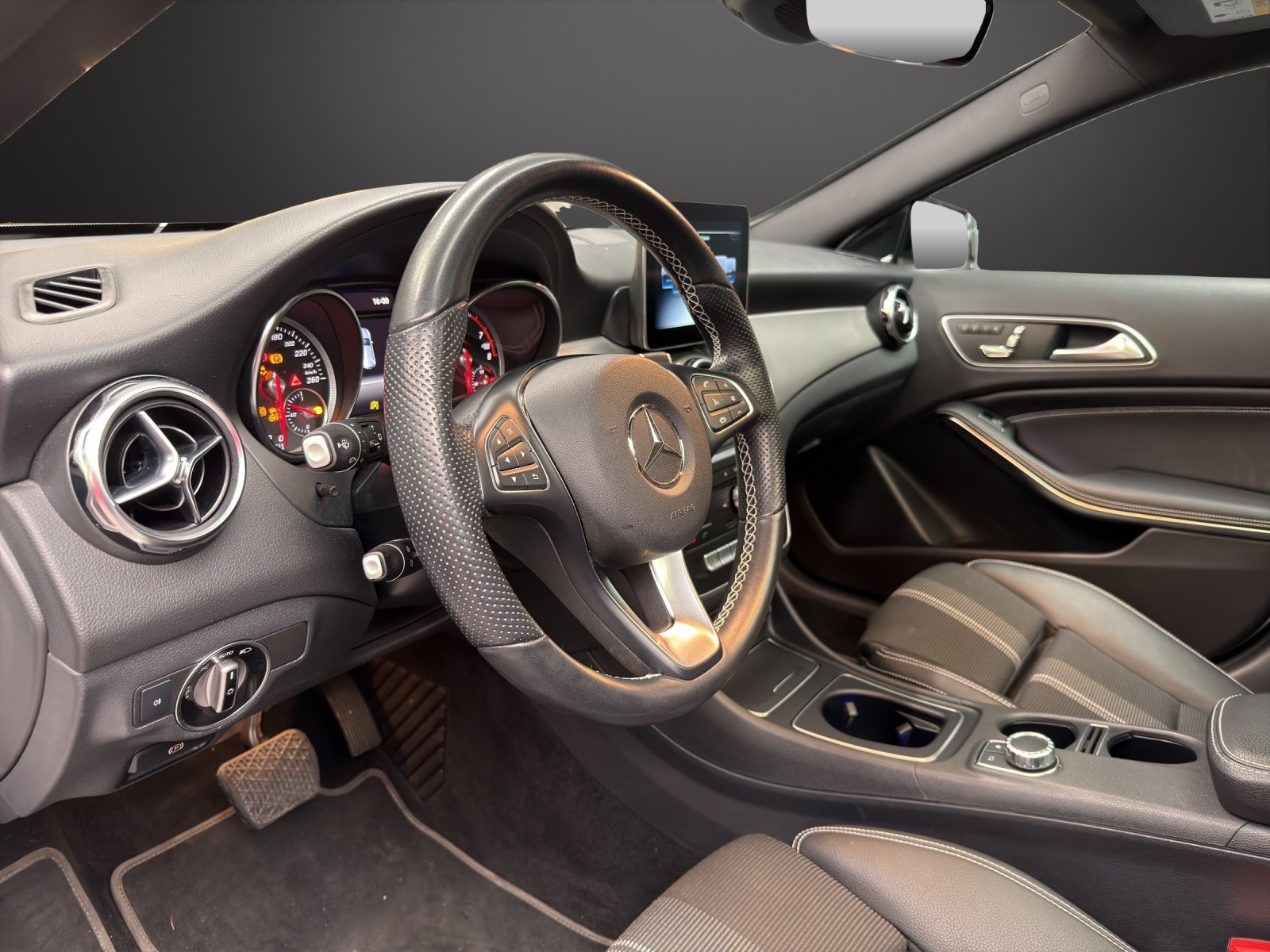 MERCEDES-BENZ GLA 200, Petrol, Second hand / Used, Manual - 7