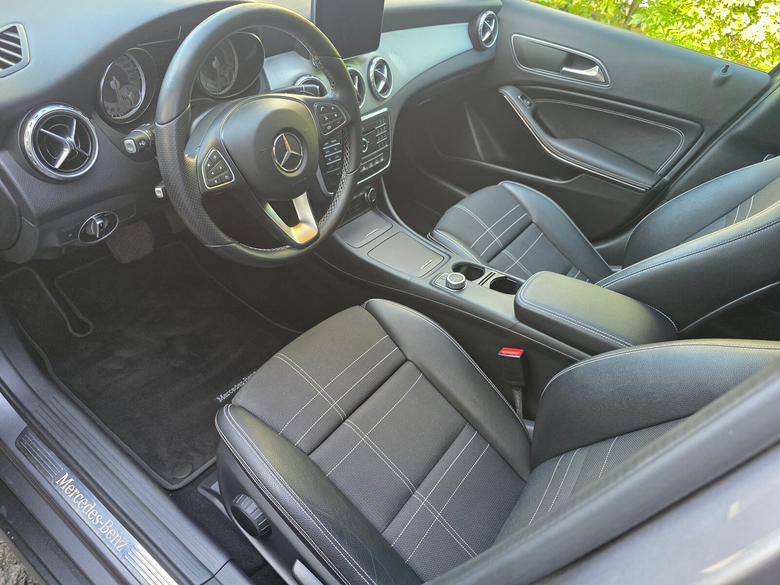 MERCEDES-BENZ GLA 200 Night Star 7G-DCT, Petrol, Second hand / Used, Automatic - 7