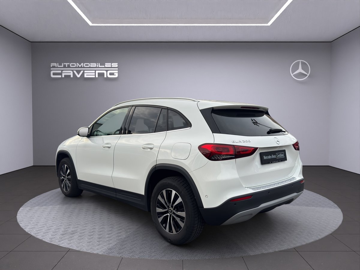 MERCEDES-BENZ GLA 200 Style 7G-DCT, Petrol, Second hand / Used, Automatic - 3