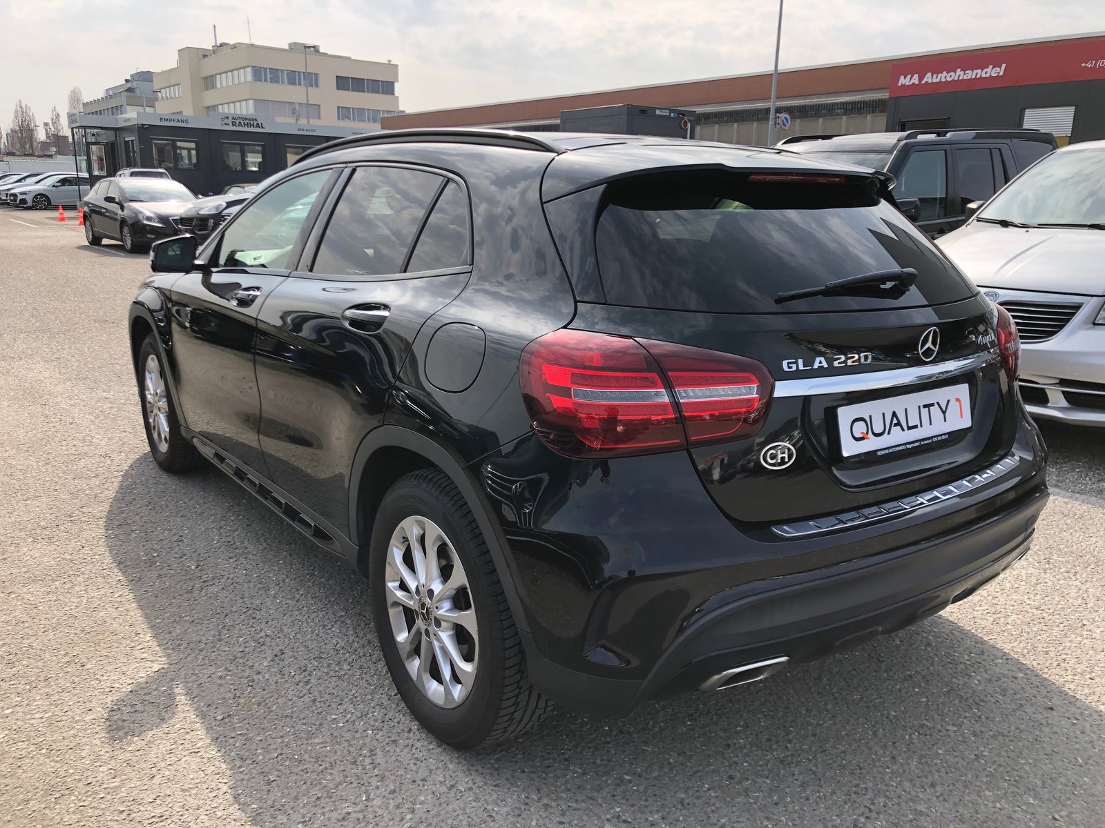 MERCEDES-BENZ GLA 220 AMG Line 4Matic 7G-DCT, Benzin, Occasion / Gebraucht, Automatik - 6