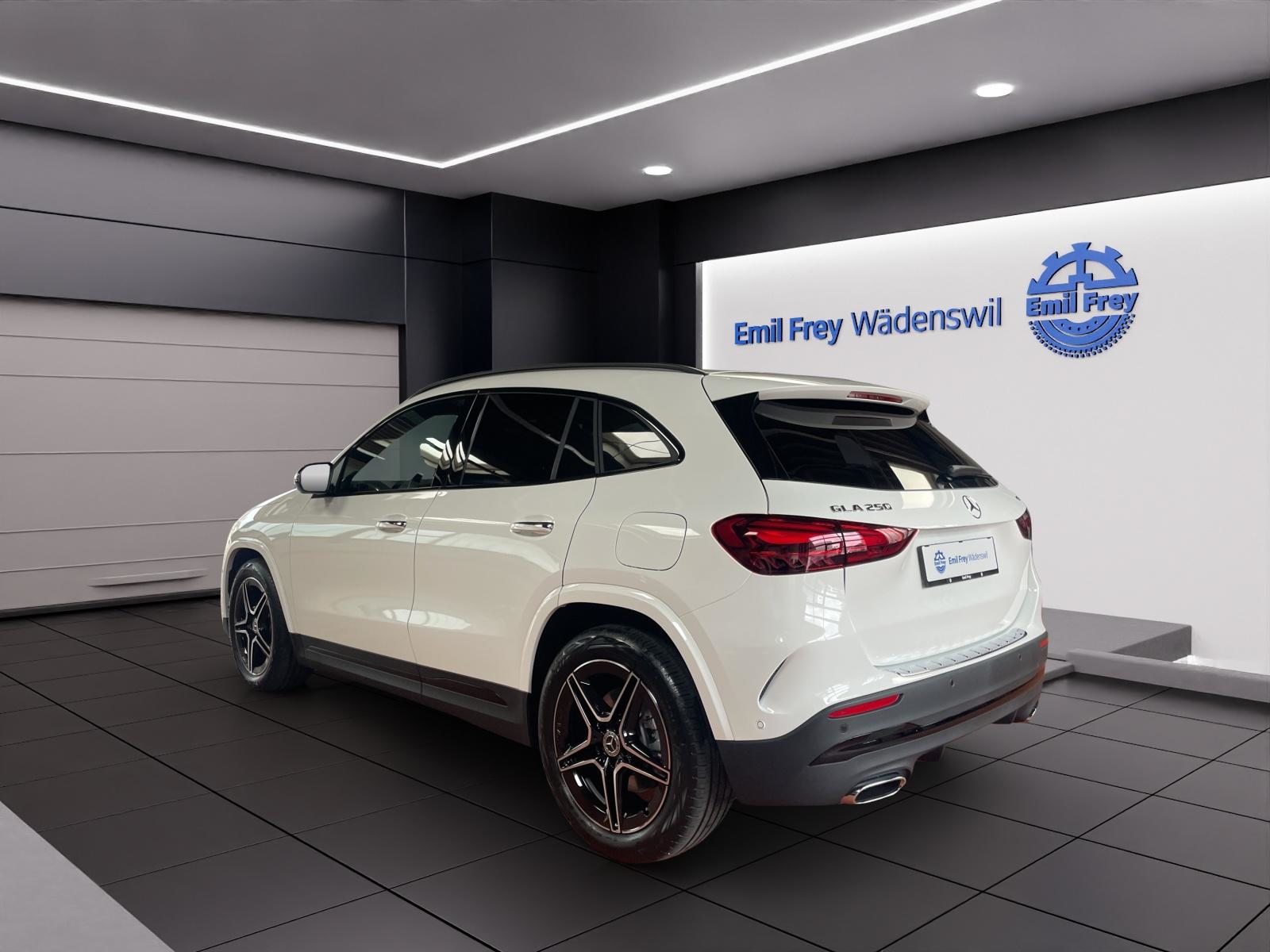 MERCEDES-BENZ GLA 250 4MATIC Swiss Star AMG Line, Hybride Leggero Benzina/Elettrica, Auto nuove, Automatico - 3