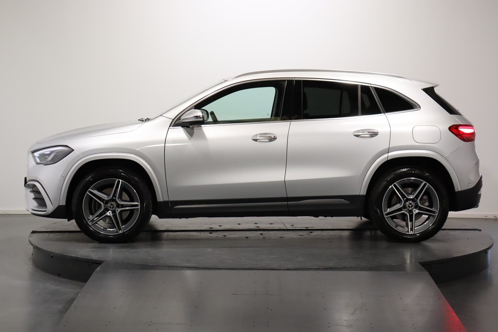 MERCEDES-BENZ GLA 250 e Progressive, Plug-in-Hybrid Petrol/Electric, Second hand / Used, Automatic - 3