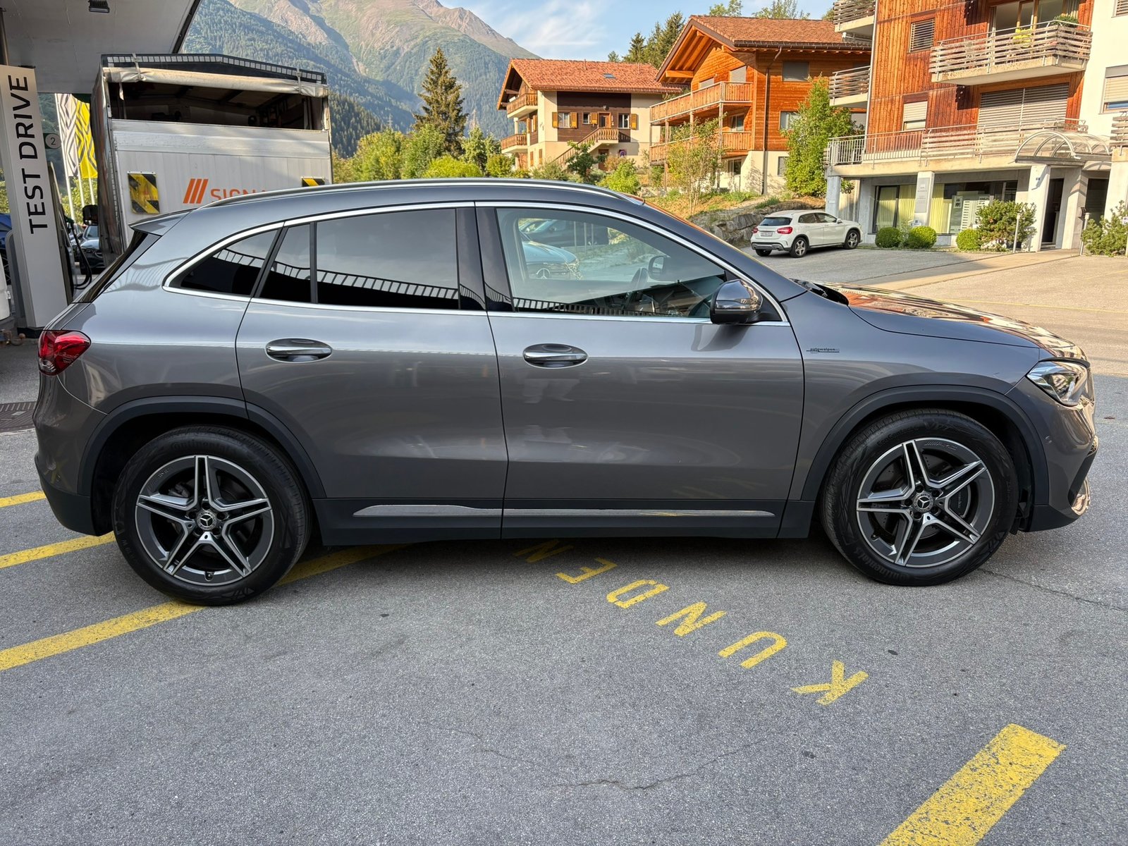 MERCEDES-BENZ GLA 250 AMG Line 4Matic, Petrol, Second hand / Used, Automatic - 4