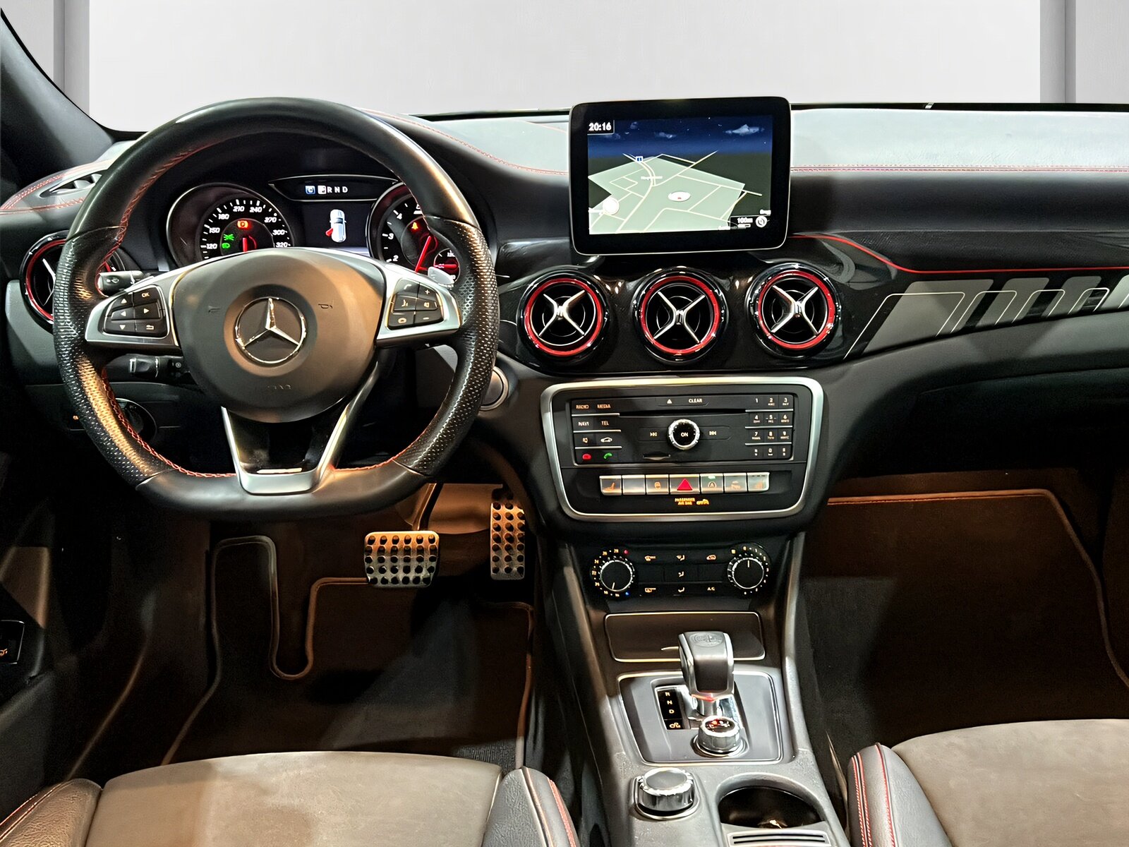 MERCEDES-BENZ GLA 45 AMG 4Matic 7G-DCT**Panodach,Rückfahrtkamera,Frisch, Benzin, Occasion / Gebraucht, Automatik - 7