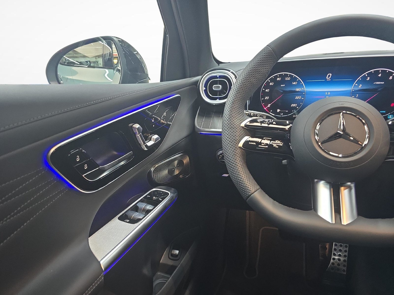 MERCEDES-BENZ GLC 300 4MATIC AMG Line, Mild-Hybrid Petrol/Electric, New car, Automatic - 5