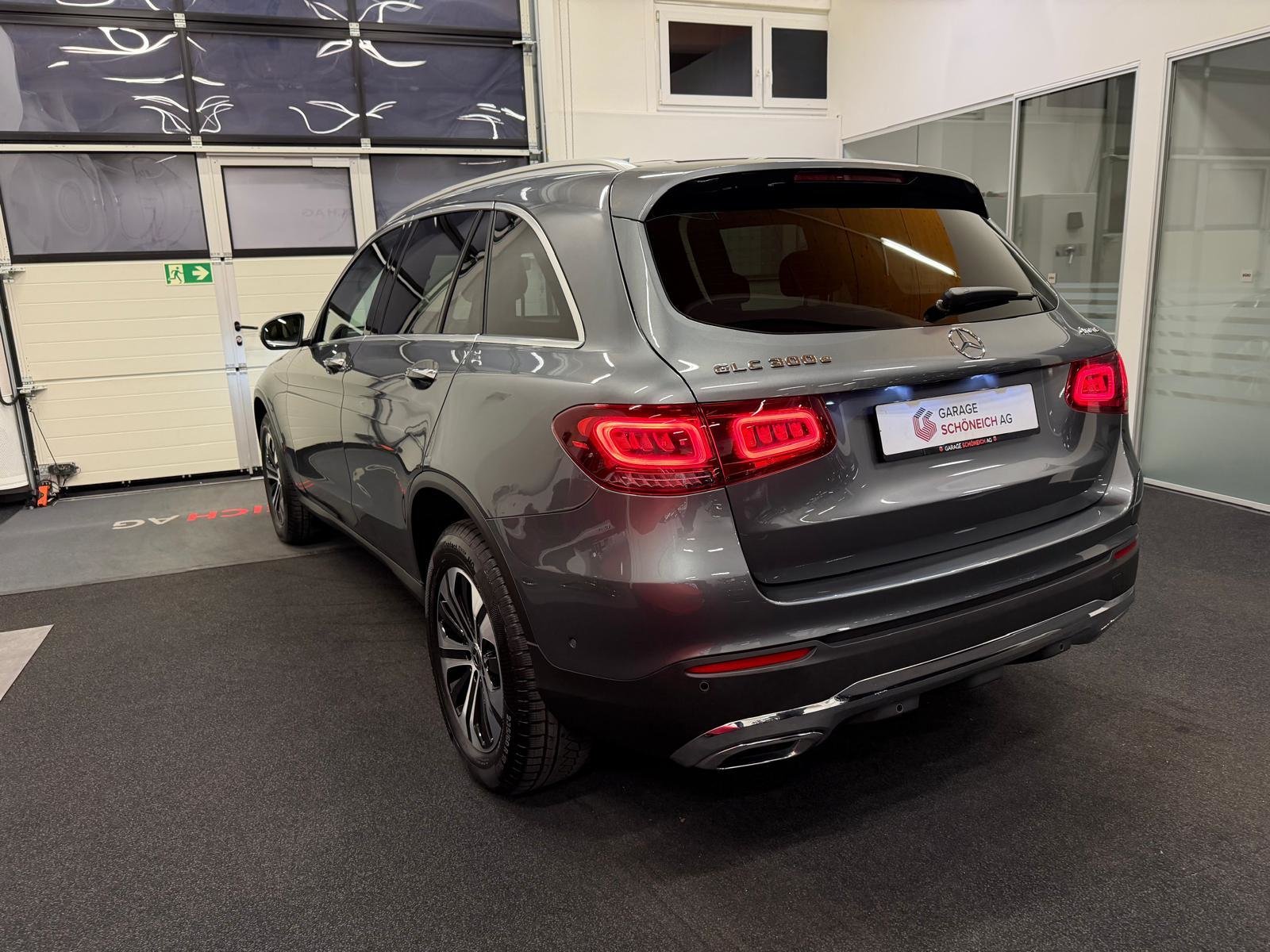 MERCEDES-BENZ GLC 300 e 4m, Hybride Rechargeable Essence/Électricité, Occasion / Utilisé, Automatique - 7