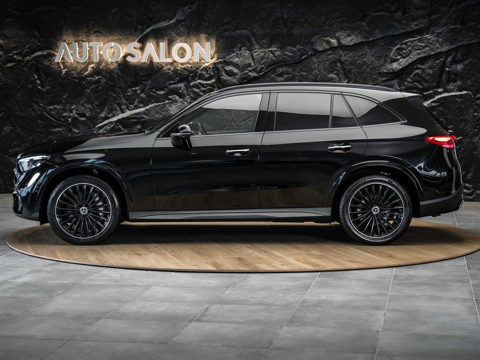 MERCEDES-BENZ GLC 300 4Matic AMG Line 9G-Tronic *Facelift*We, Petrol, Second hand / Used, Automatic - 2