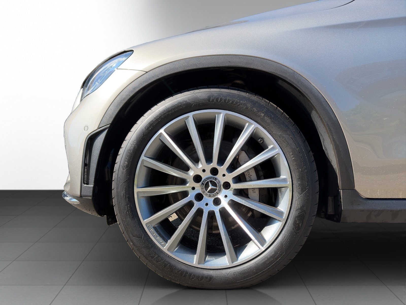 MERCEDES-BENZ GLC 300 AMG Line 4Matic, Mild-Hybrid Petrol/Electric, Second hand / Used, Automatic - 4