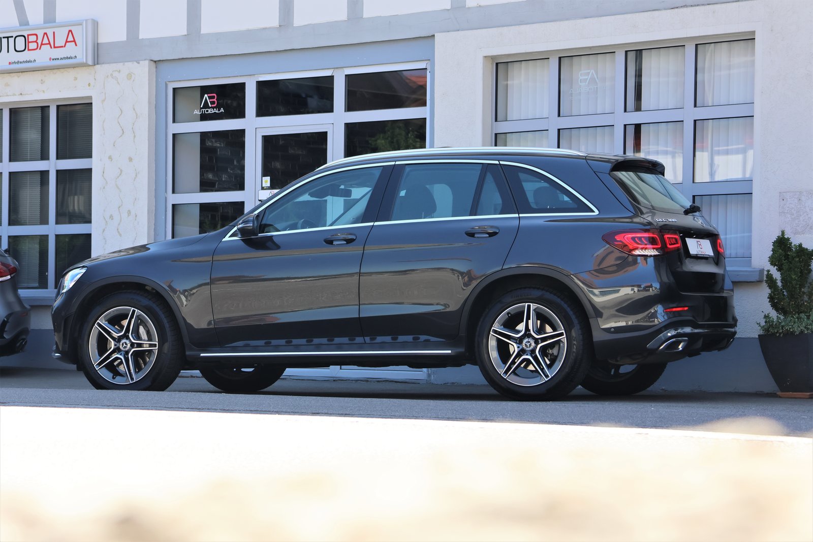 MERCEDES-BENZ GLC 300 AMG Line 4Matic 9G-Tronic + 2.4T AHK, Mild-Hybrid Petrol/Electric, Second hand / Used, Automatic - 4
