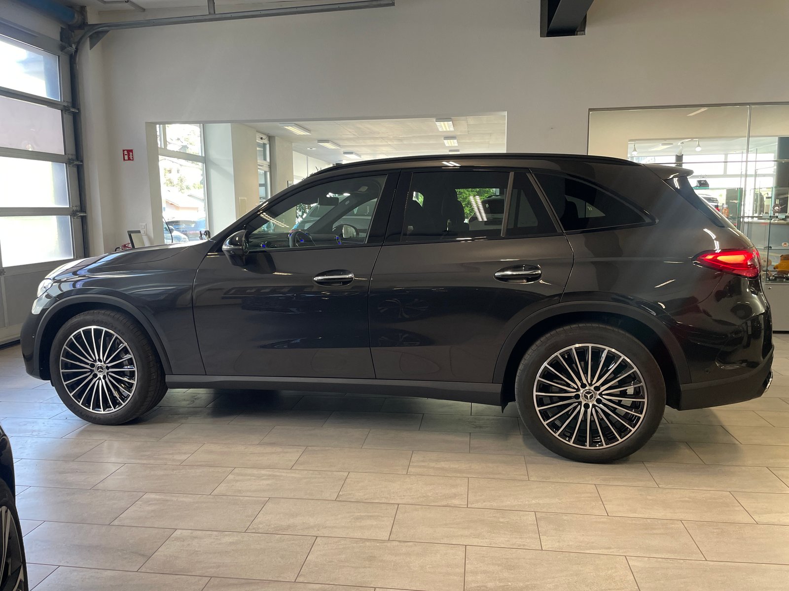 MERCEDES-BENZ GLC 300 4Matic AMG Line 9G-Tronic, Mild-Hybrid Petrol/Electric, Second hand / Used, Automatic - 3
