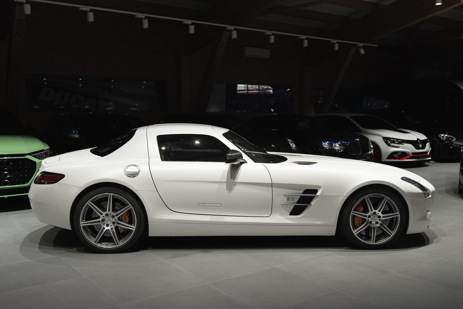 MERCEDES-BENZ SLS 63 AMG Blanc nacré mat *official car show, Benzin, Occasion / Gebraucht, Automatik - 7