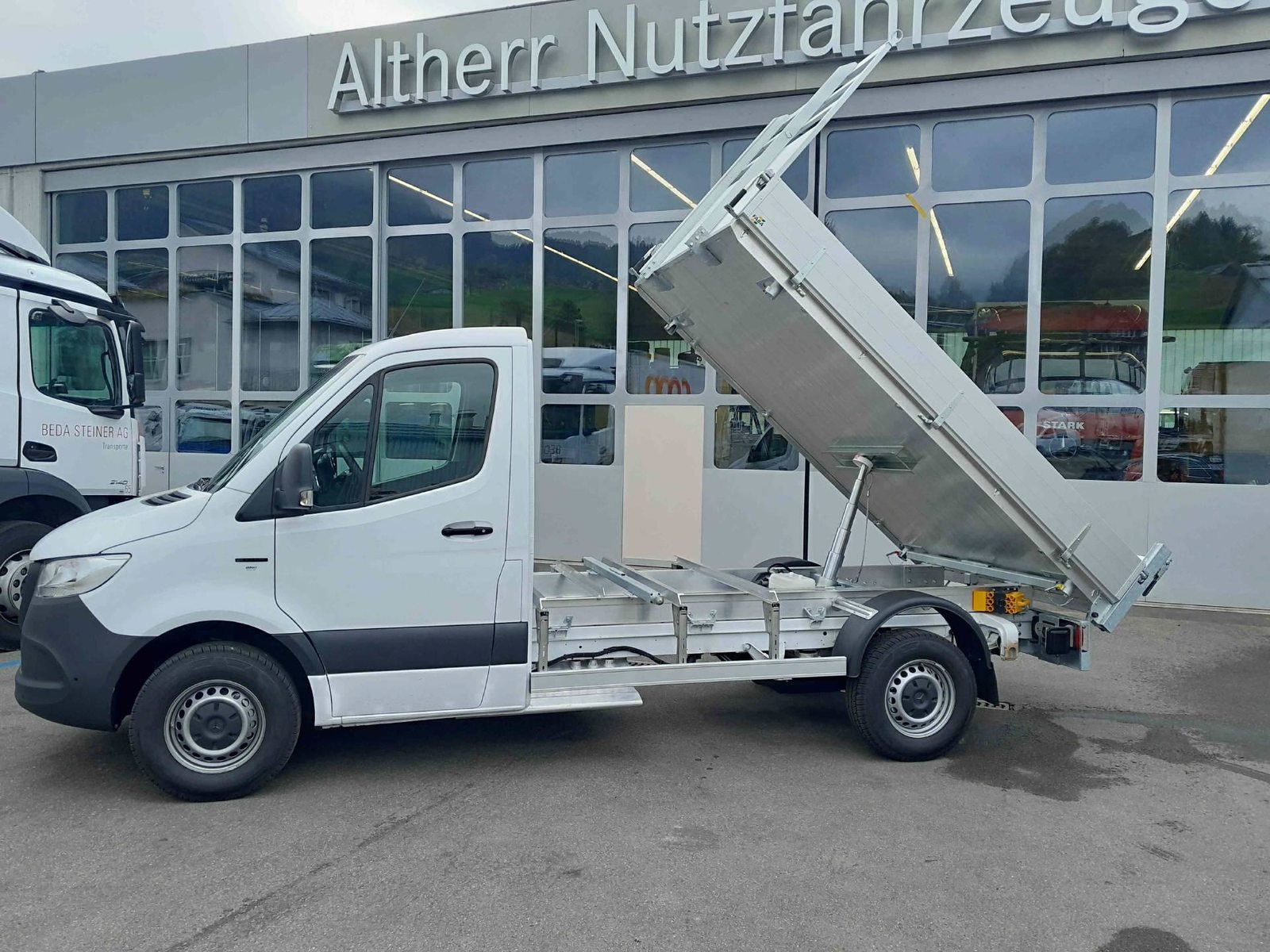 MERCEDES-BENZ eSprinter 420 Kab.-Ch. 3665 S 56 kWh Pro, Elektro, Vorführwagen, Automatik - 2