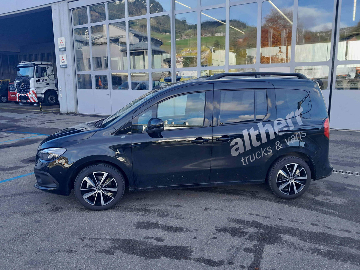 MERCEDES-BENZ T 180 d Style S, Diesel, Ex-demonstrator, Automatic - 2