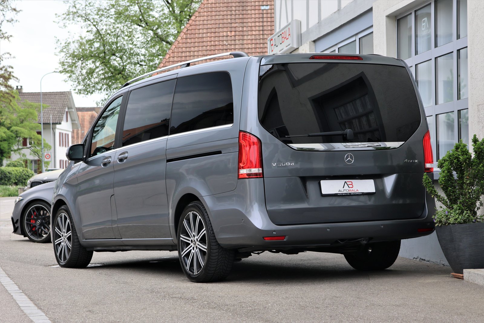 MERCEDES-BENZ V 300 d lang Swiss Edition 4Matic 9G-Tronic (C, Diesel, Second hand / Used, Automatic - 3