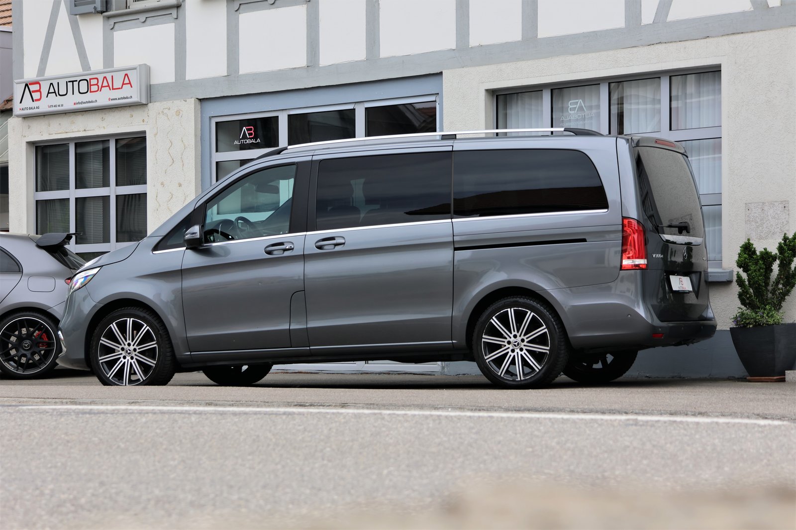 MERCEDES-BENZ V 300 d lang Swiss Edition 4Matic 9G-Tronic (C, Diesel, Second hand / Used, Automatic - 4