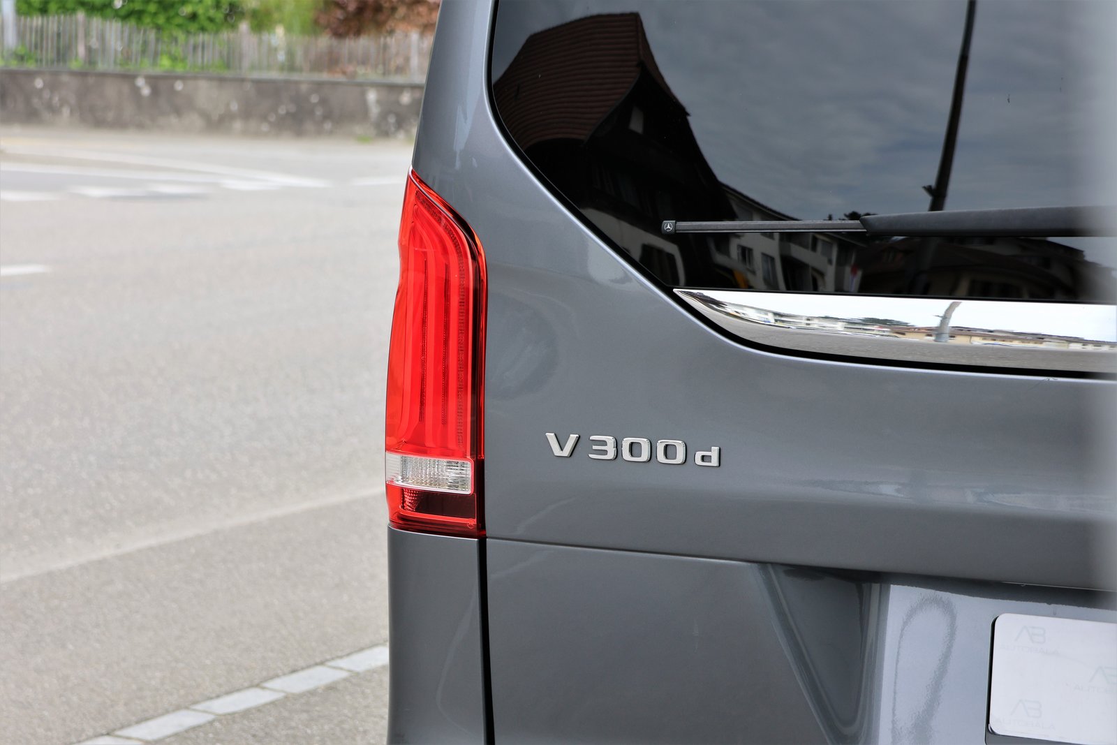 MERCEDES-BENZ V 300 d lang Swiss Edition 4Matic 9G-Tronic (C, Diesel, Second hand / Used, Automatic - 6