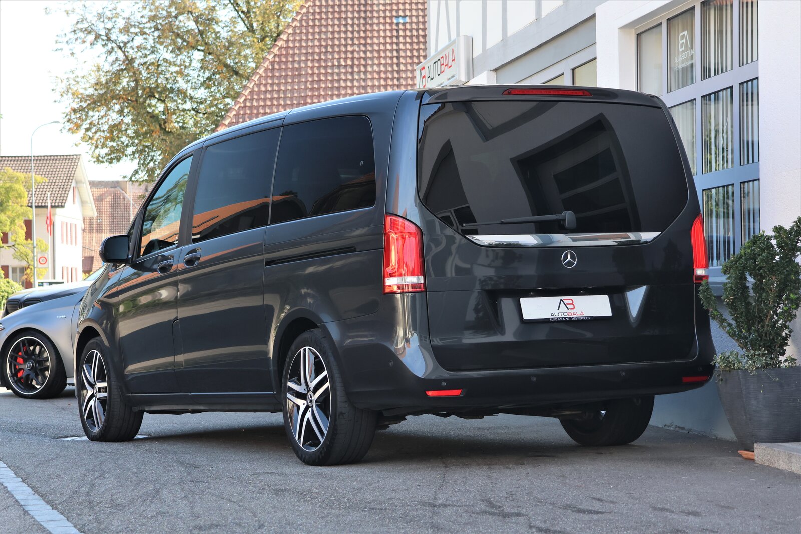 MERCEDES-BENZ V 300 d lang Avantgarde 4Matic 9G-Tronic (CH) 7Plätzer + 2, Diesel, Second hand / Used, Automatic - 2