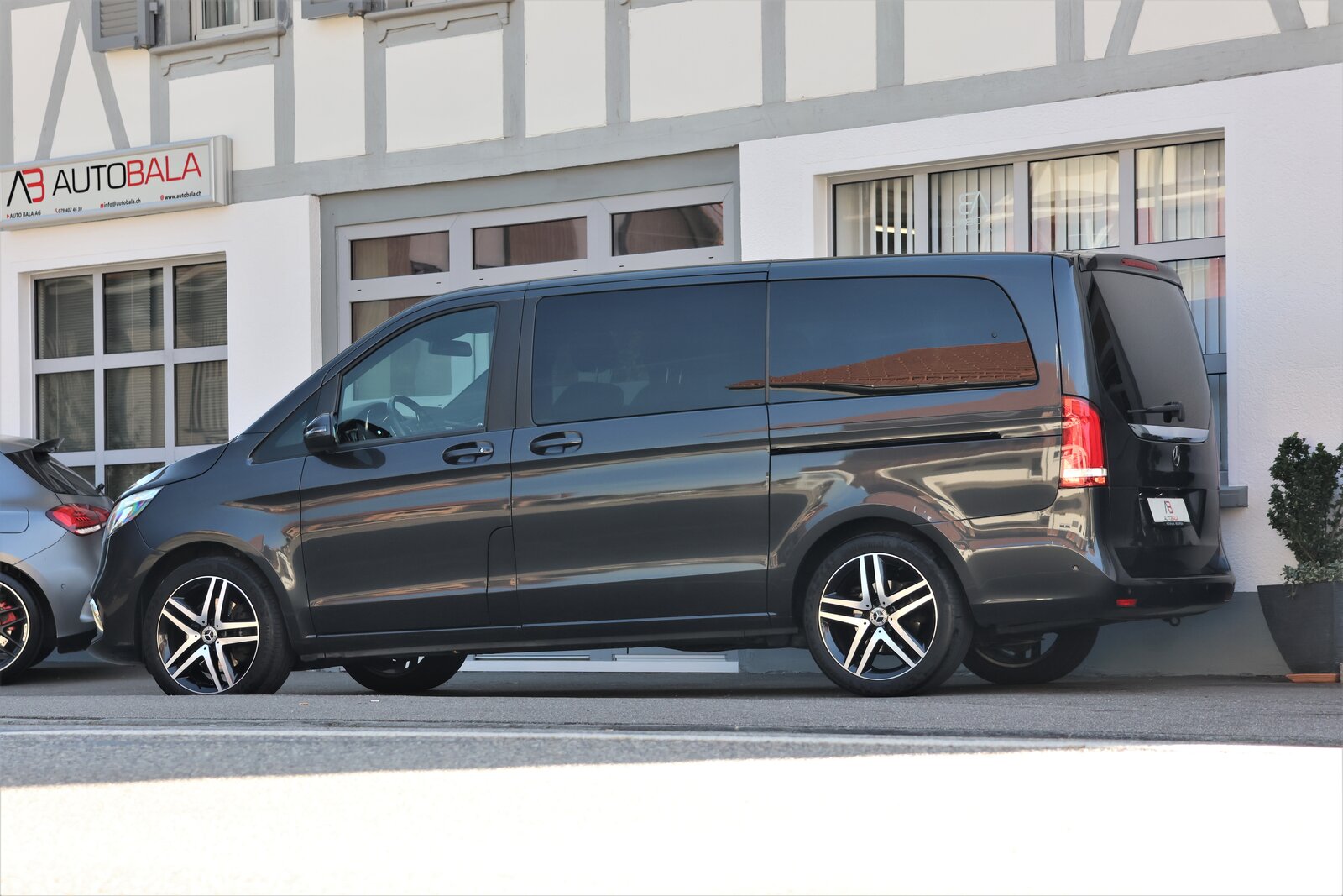 MERCEDES-BENZ V 300 d lang Avantgarde 4Matic 9G-Tronic (CH) 7Plätzer + 2, Diesel, Second hand / Used, Automatic - 3