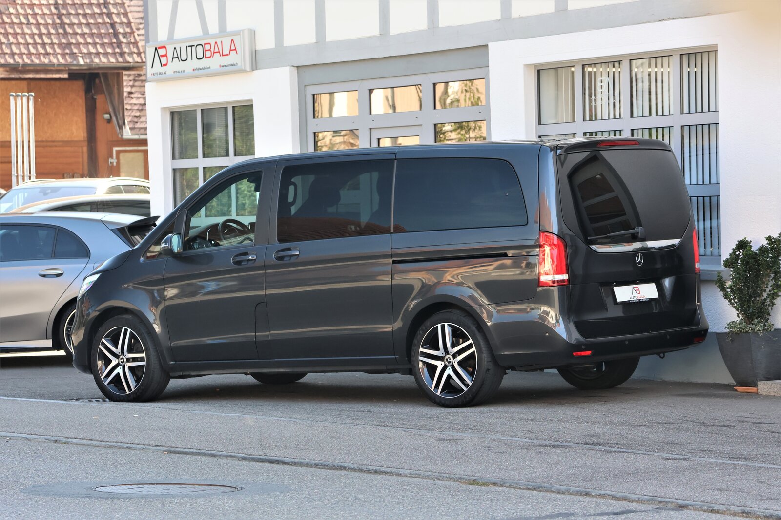 MERCEDES-BENZ V 300 d lang Avantgarde 4Matic 9G-Tronic (CH) 7Plätzer + 2, Diesel, Second hand / Used, Automatic - 4