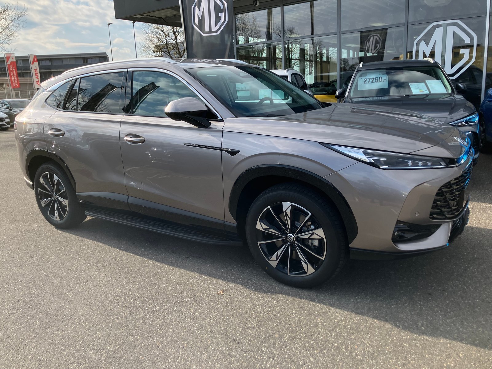 MG HS 1.5 T PHEV Luxury, Plug-in-Hybrid Benzin/Elektro, Neuwagen, Automatik - 2
