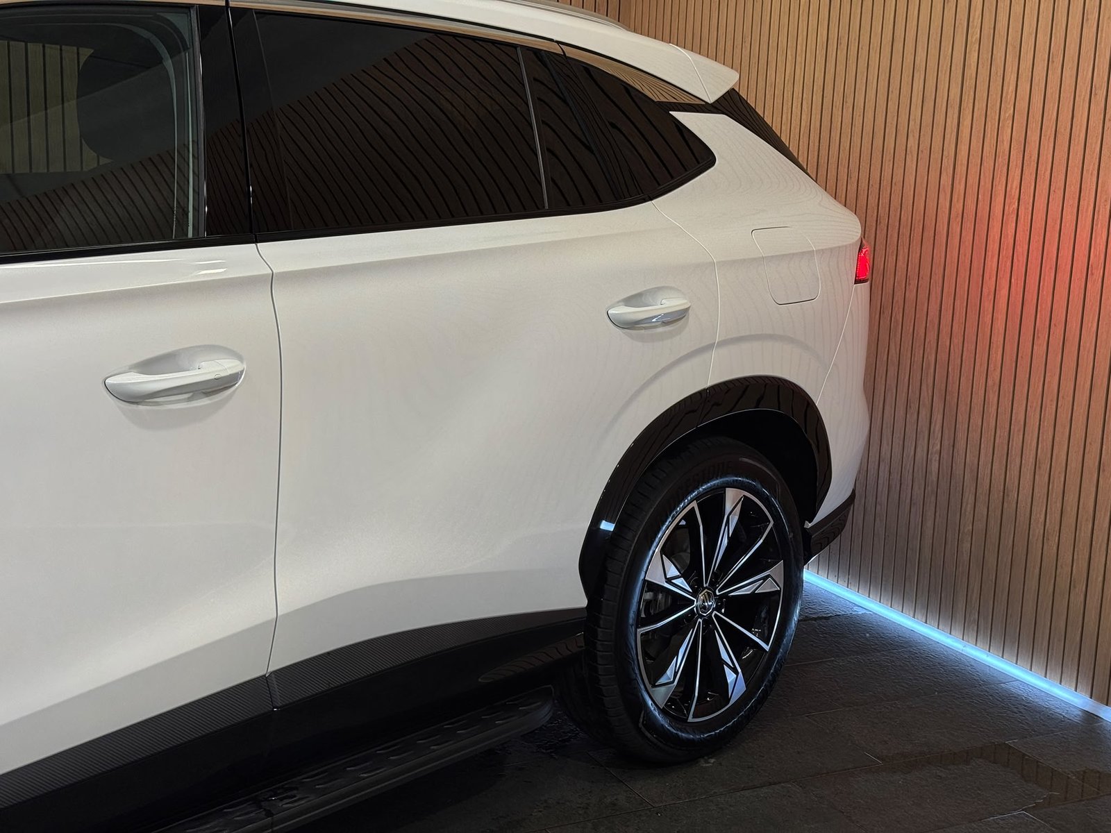 MG HS 1.5 T PHEV Luxury, Plug-in-Hybrid Benzin/Elektro, Neuwagen, Automatik - 5