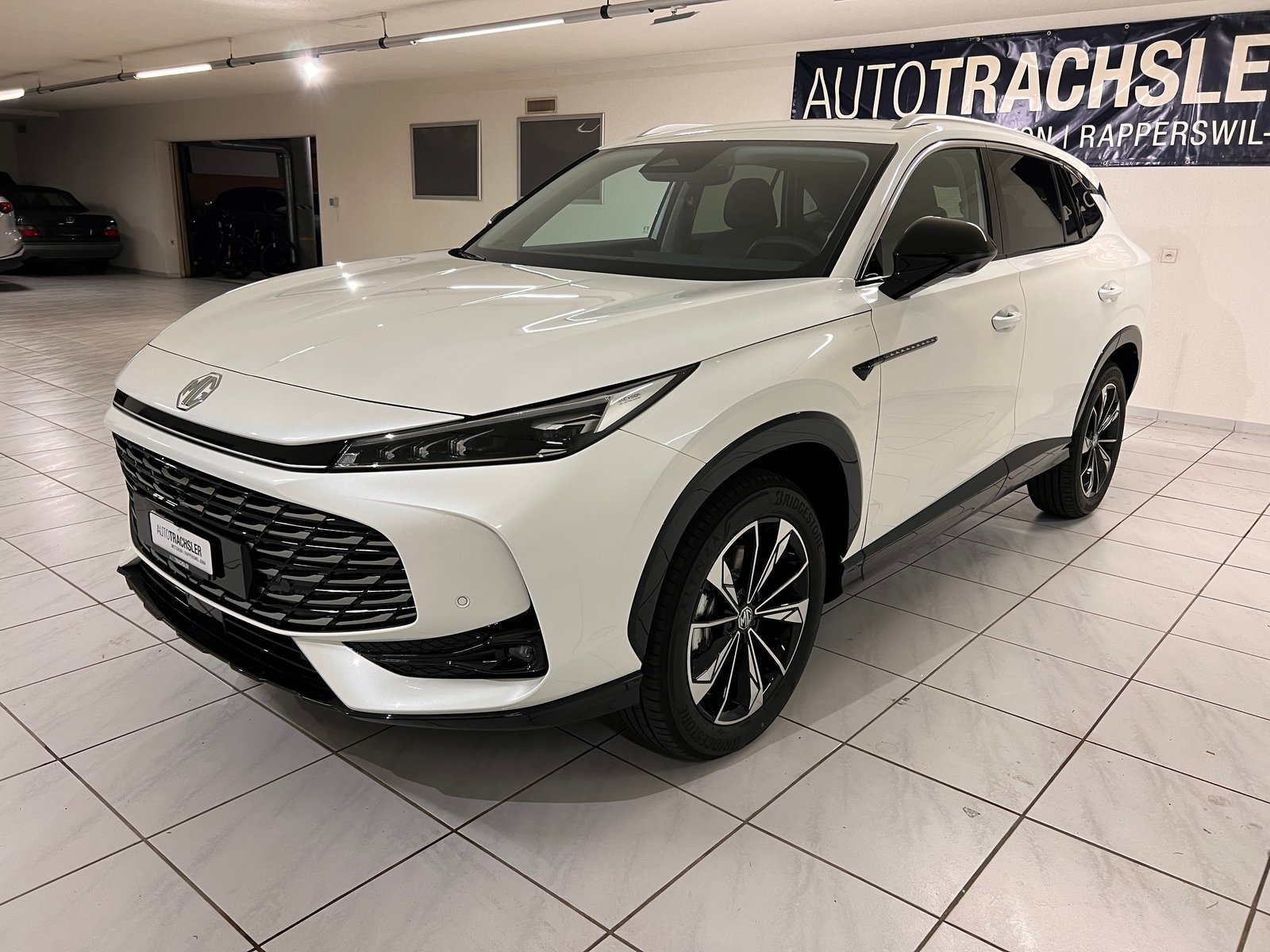 MG HS 1.5 T HEV Luxury, Petrol, Ex-demonstrator, Automatic - 4