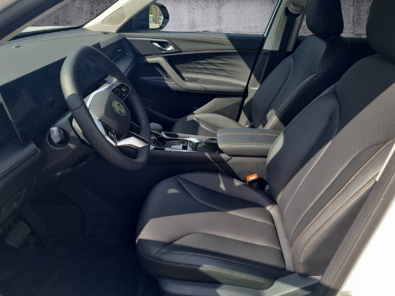 MG HS 1.5 PHEV Luxury, Plug-in-Hybrid Petrol/Electric, Ex-demonstrator, Automatic - 5