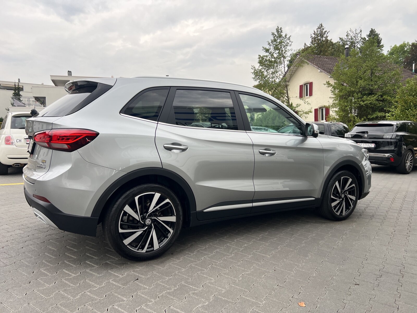 MG ZS 1.5 HEV Luxury, Voll-Hybrid Benzin/Elektro, Occasion / Gebraucht, Automatik - 3