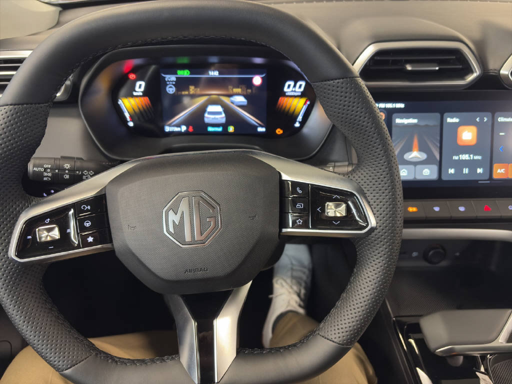 MG ZS 1.5 Hybrid+ Luxury, Full-Hybrid Petrol/Electric, New car, Automatic - 6