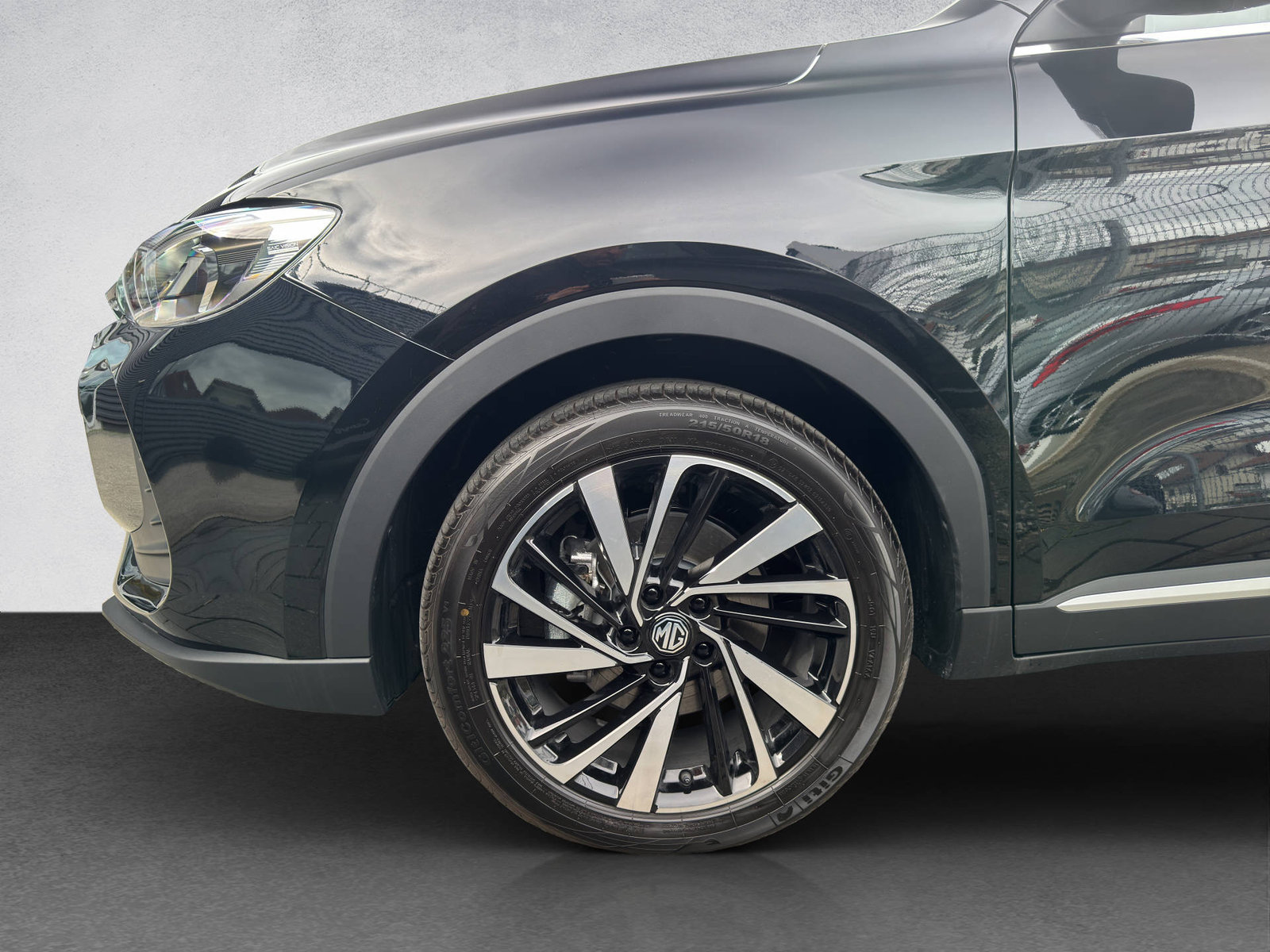 MG ZS 1.5 Hybrid+ Luxury, Full-Hybrid Petrol/Electric, New car, Automatic - 3
