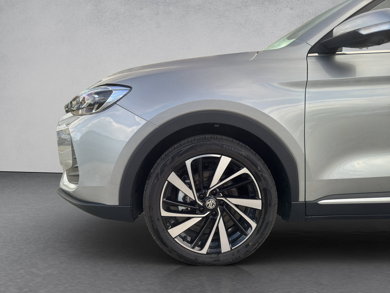 MG ZS 1.5 Hybrid+ Luxury, Full-Hybrid Petrol/Electric, Ex-demonstrator, Automatic - 3